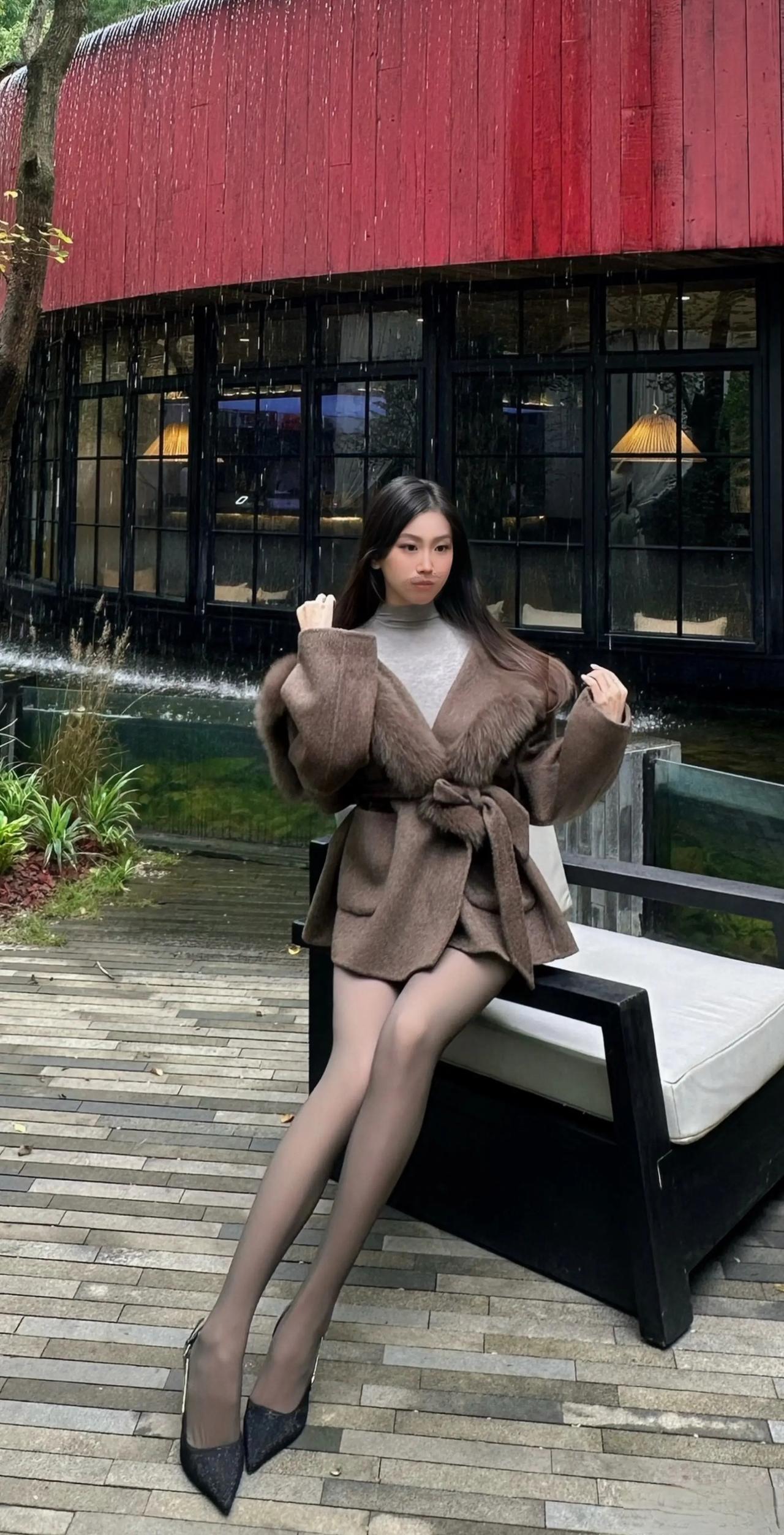 这套是温柔贵气轻熟风，核心是同色系叠穿+毛领大衣：浅灰高领内搭+灰裙自带温柔松弛