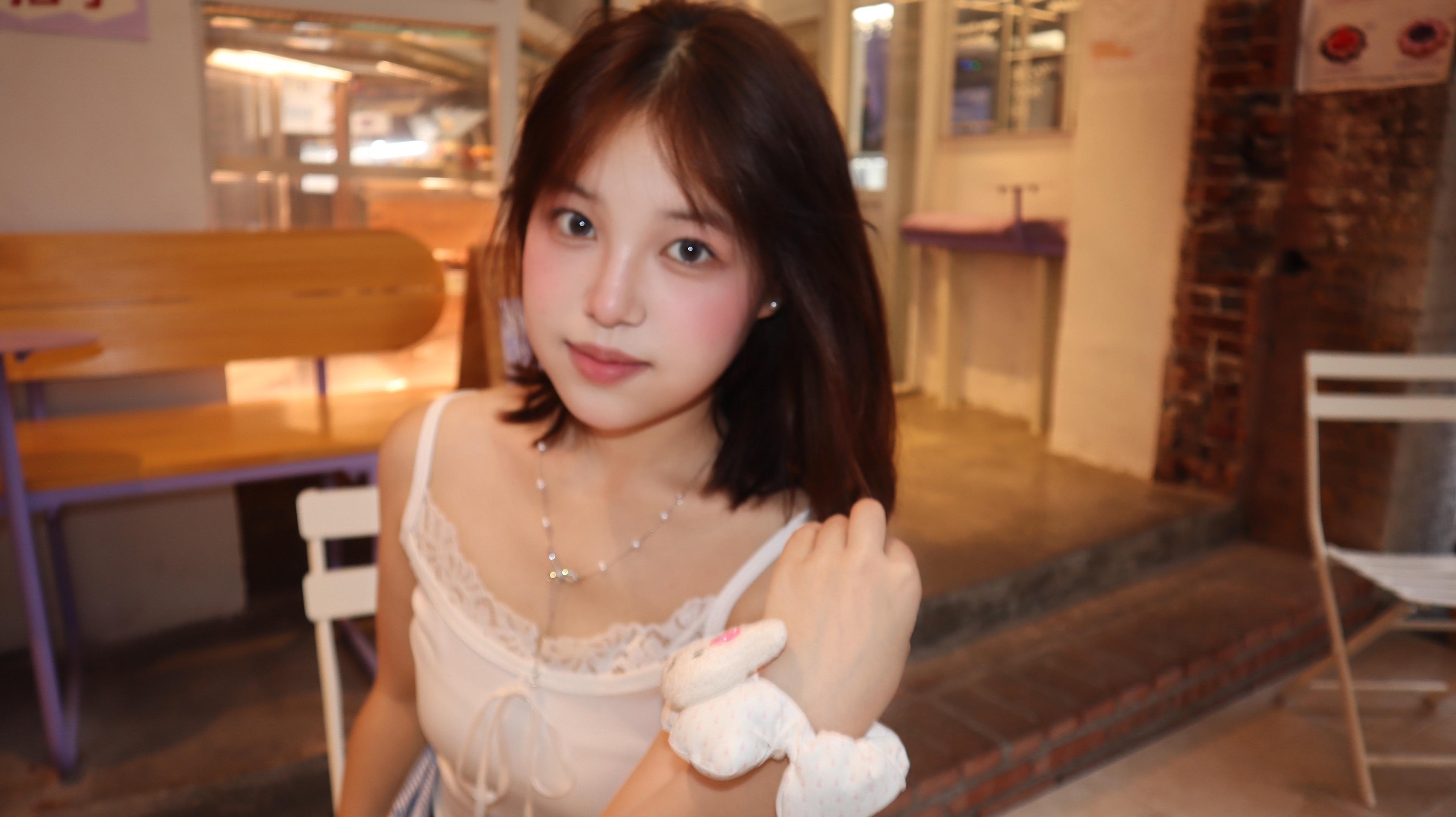 偷偷拍下你的样子 各种角度我都喜欢。