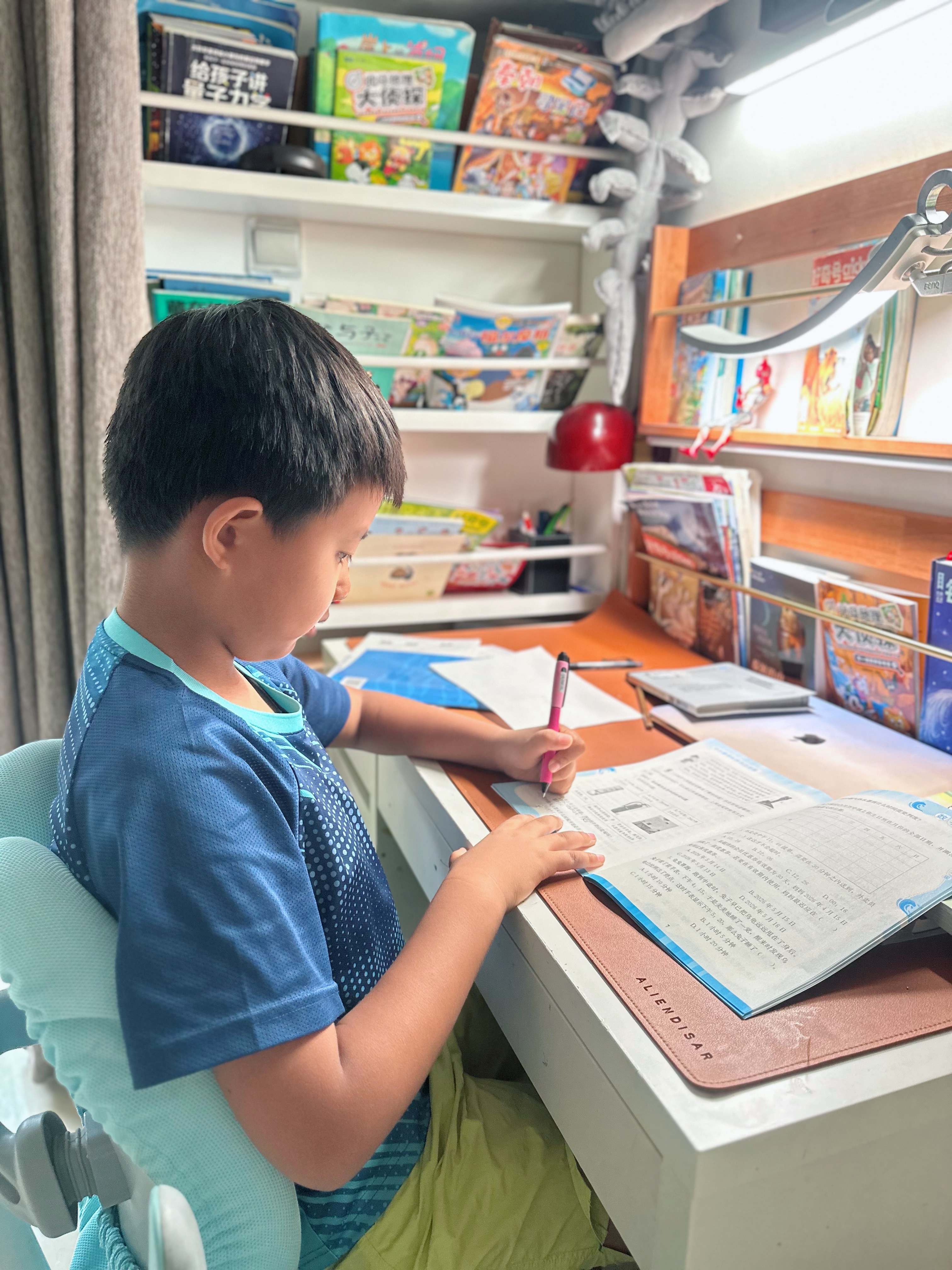 今天过得还挺充实的，早上吃完饭，我就带着兄妹两个去运河边玩，顺路逛了一下周边的小