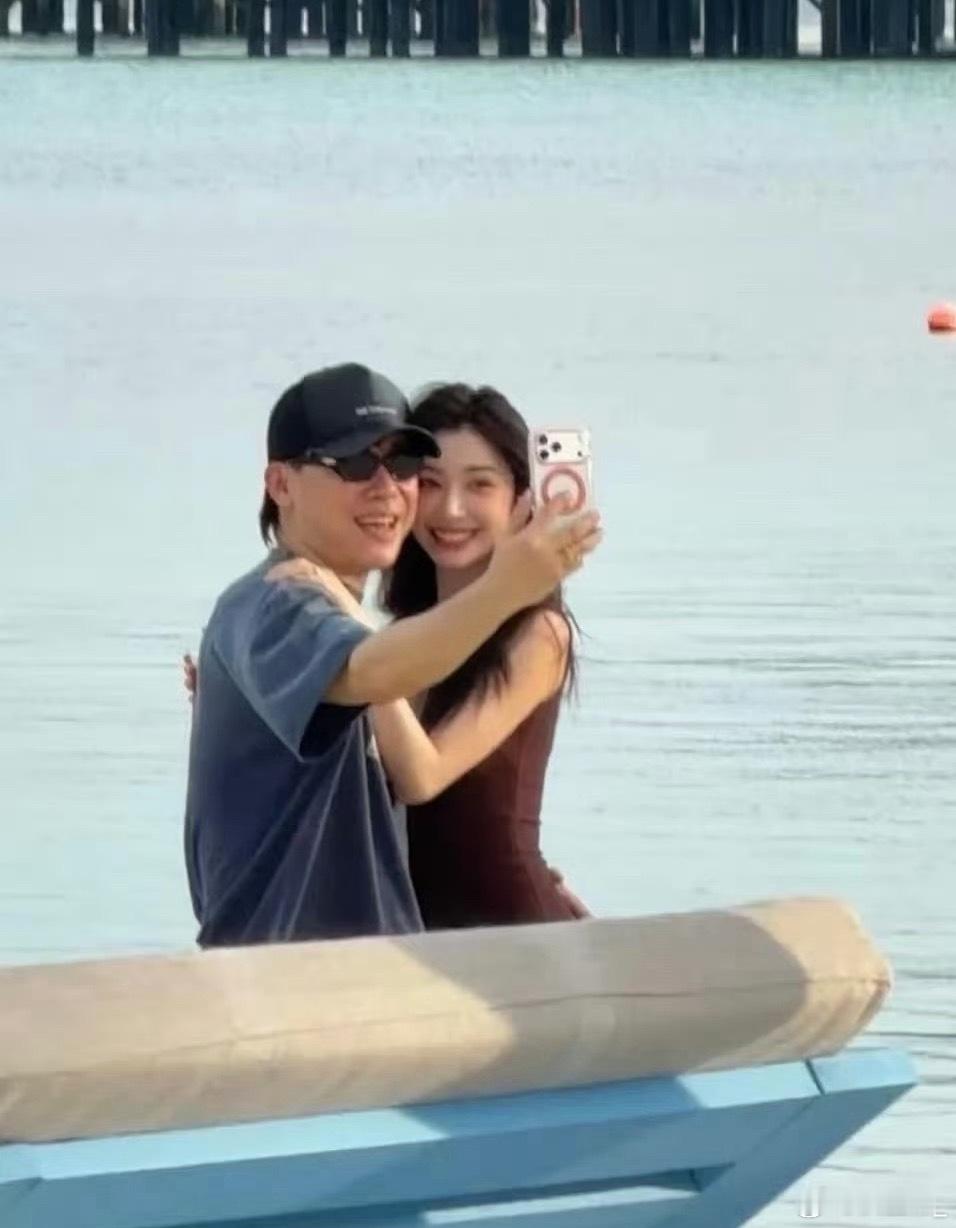 一大早看见给我看不困了，属实没想到这差十六岁的爱恋然后看到有个评论笑死我了她还是