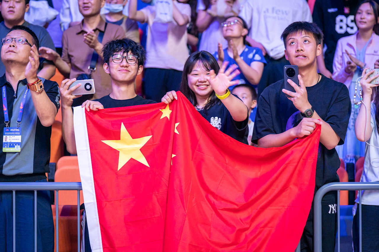 排球也太热血了 热血的热搜值得持续加热，下午3点，中国男排对阵本站最后一个对手，