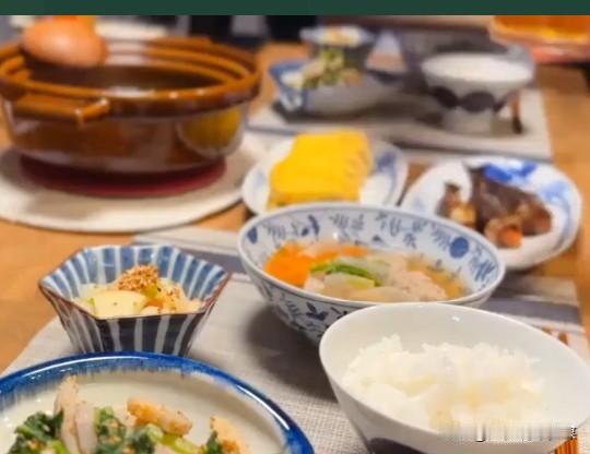 煮鸡蛋直接冷水下锅大错特错，难怪剥壳破皮，溏心总煮不成功。

冷水下锅，这是我们