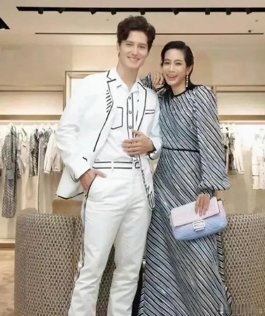 著名歌手周华健的混血儿子，比他爹都老[允悲][允悲]。只要一打扮就是个阳光少年，