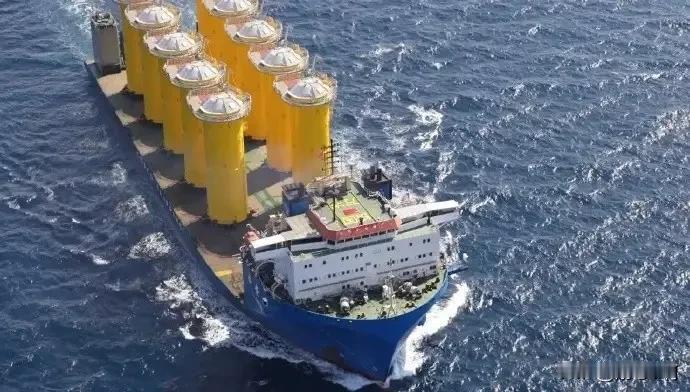 这艘大船装的啥，还要海军亲自护航？