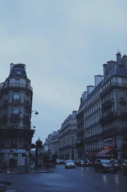 如何看待中国大爷实拍“素颜巴黎”中国大爷实拍素颜巴黎的走红，是一次非常生动的网络