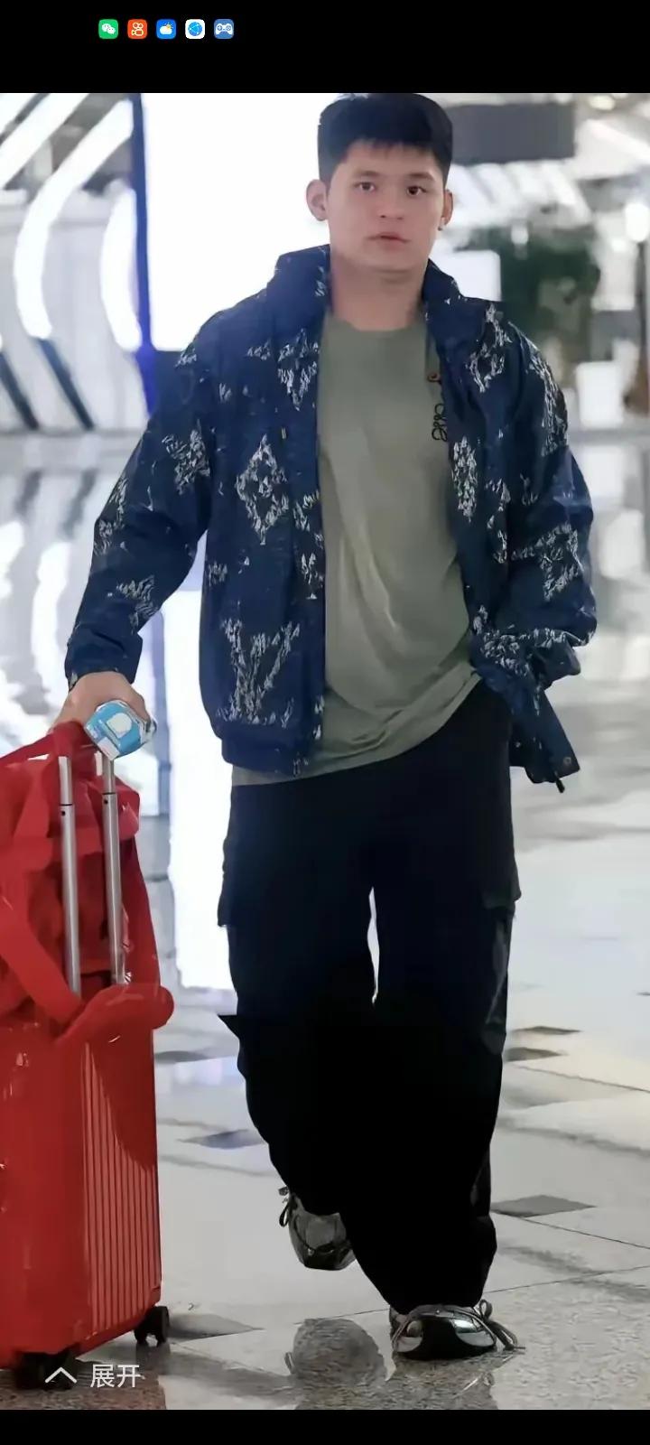 林诗栋穿搭也很时尚了，现在世界第一的他也想有魅力吸引热度，也想有代言多挣钱，只是