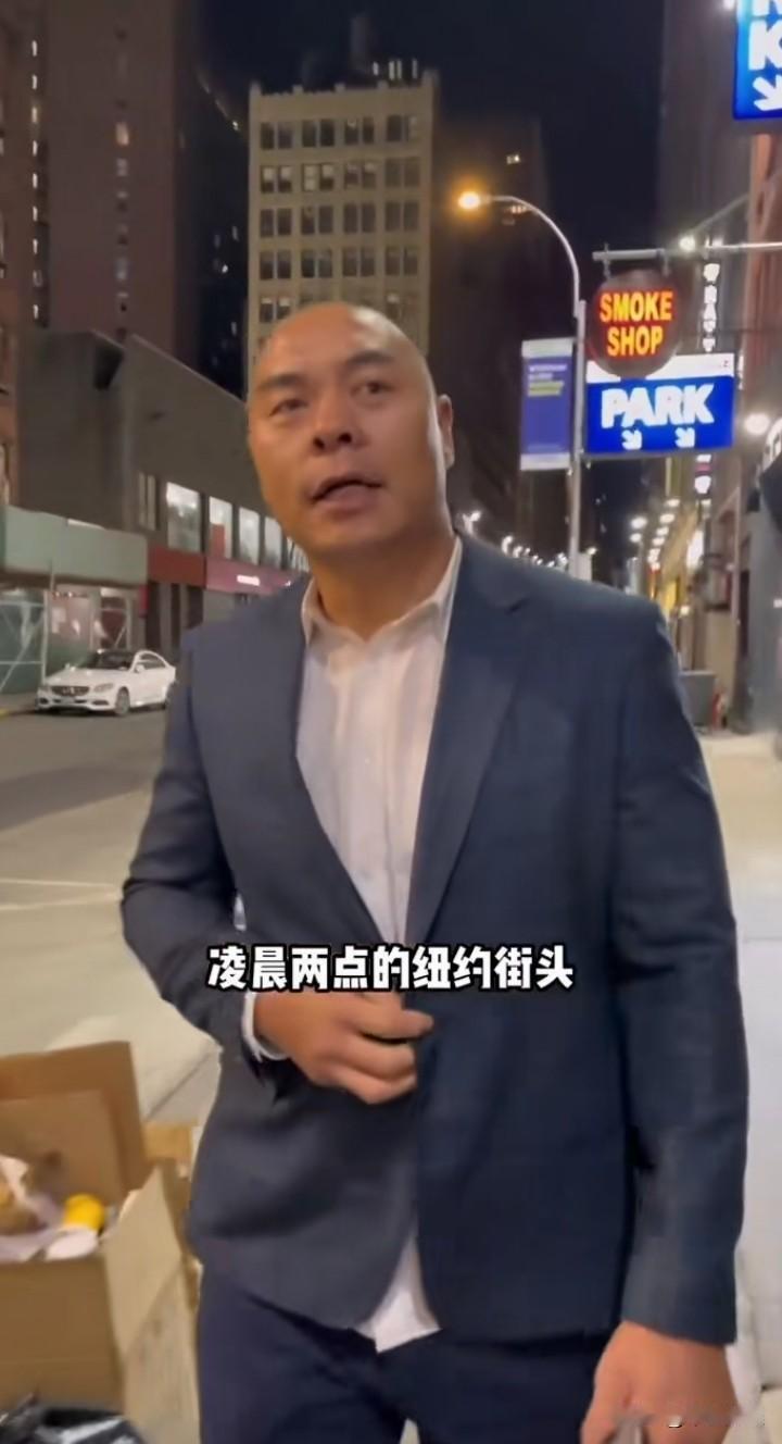凌晨两点的纽约街头，拳王腹中饥饿，想找点吃的。然而，绝大部分店铺都已打烊，唯有一