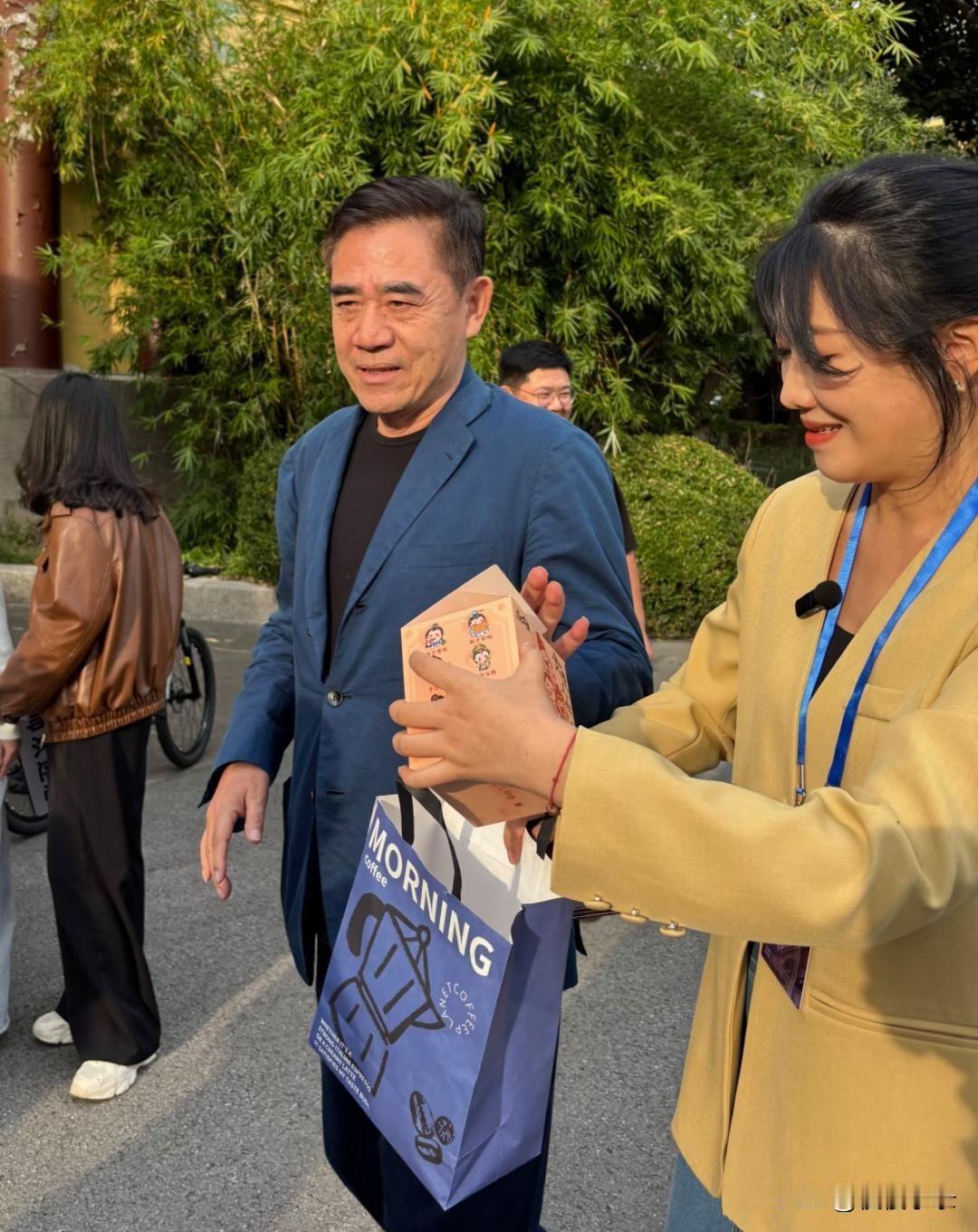 69岁陈宝国现身南京师范大学校区，他的打扮一身正气，文质彬彬，好像学校里的领导。