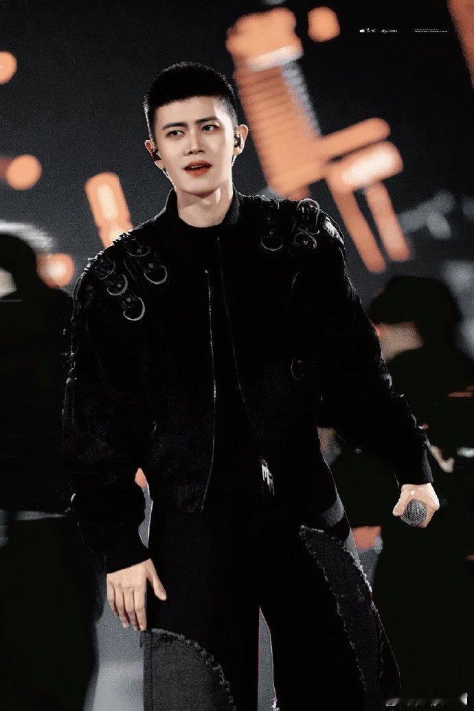 任嘉伦央视唱跳舞台 这才是内娱舞台的正确打开方式！任嘉伦央视唱跳《争分夺秒》，实