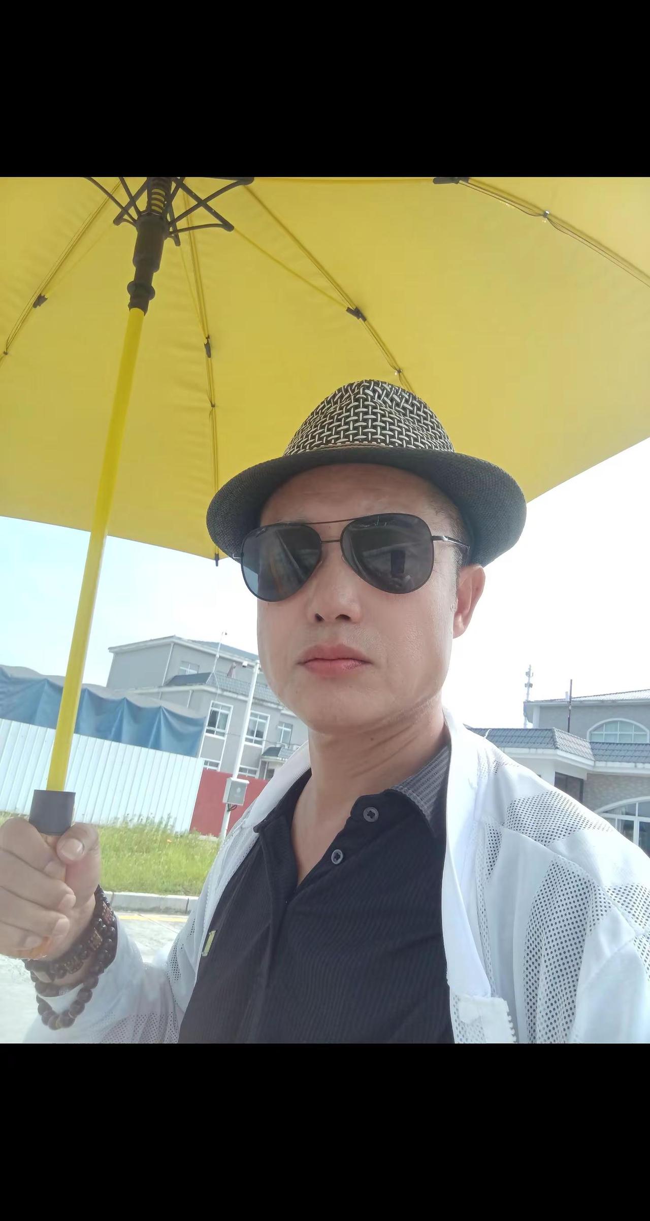 八月第一天祝愿自己以后会越来越好！太阳伞下的我