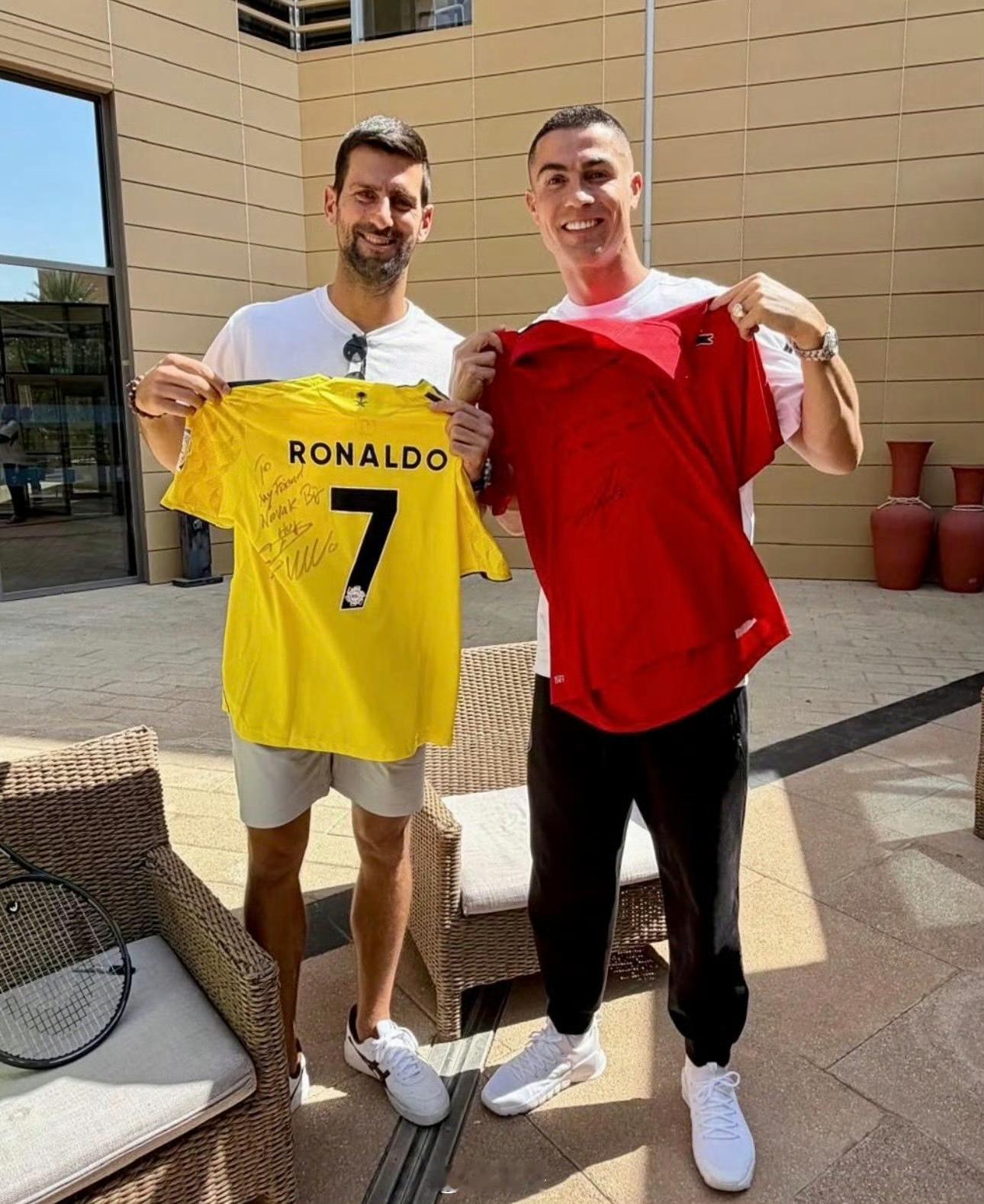 C罗社媒更新：他与德约的合照，C罗球衣写“To My Friend Novak 