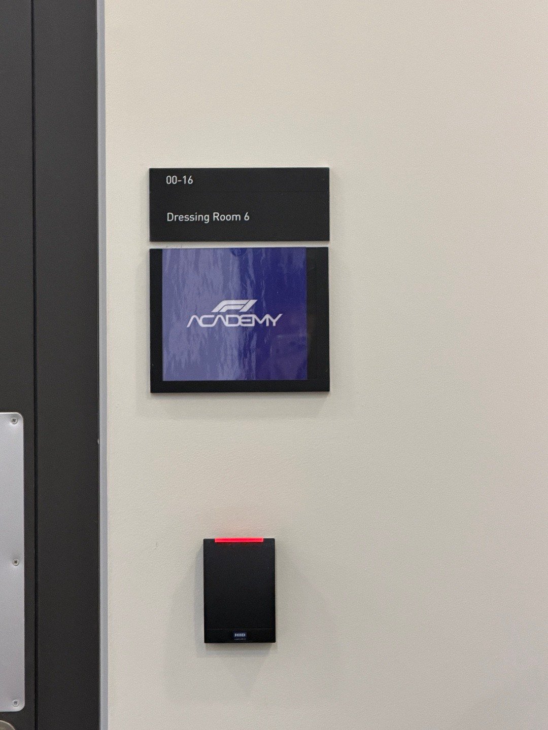 今天来英超演播室，旁边正好是 