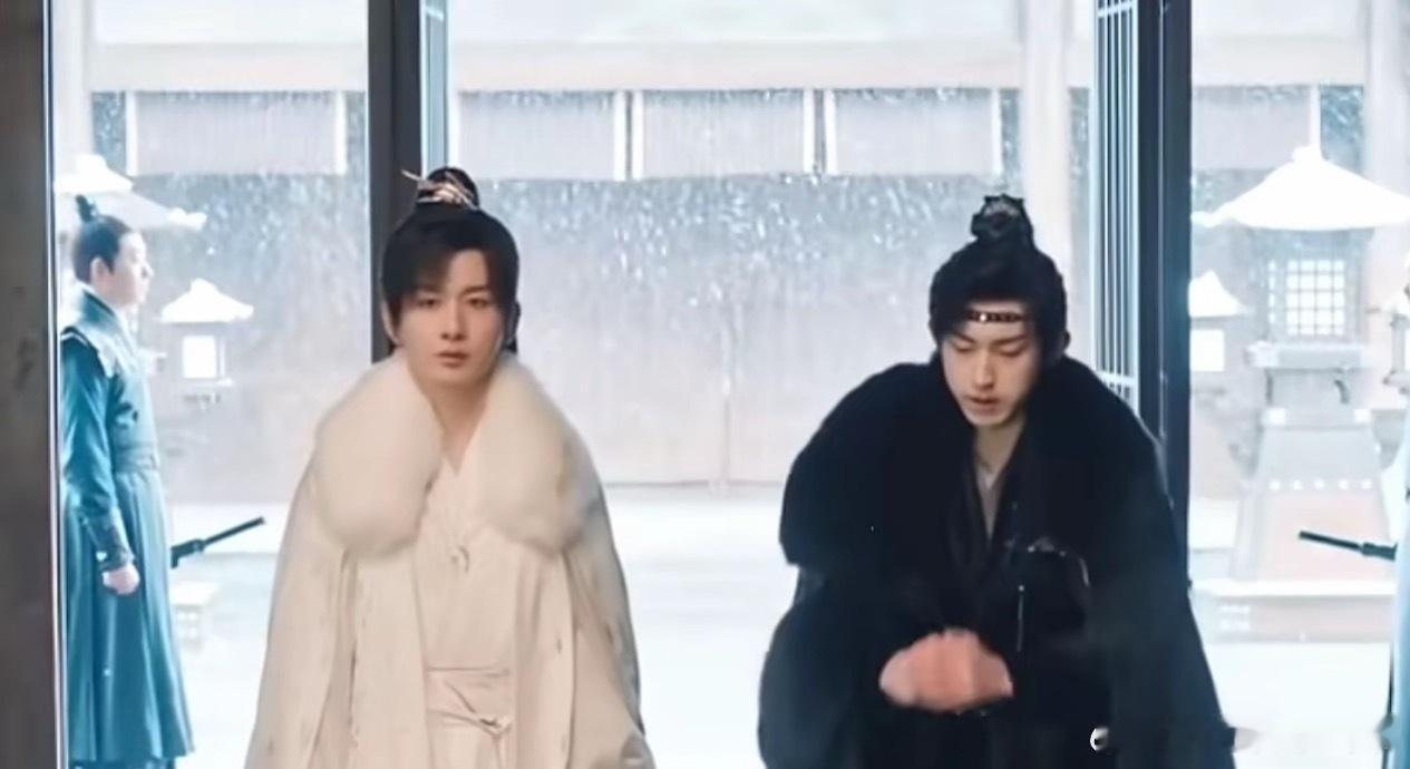 成毅的肩膀怎么这么窄，和郭俊辰站一起好搞笑 ​​​