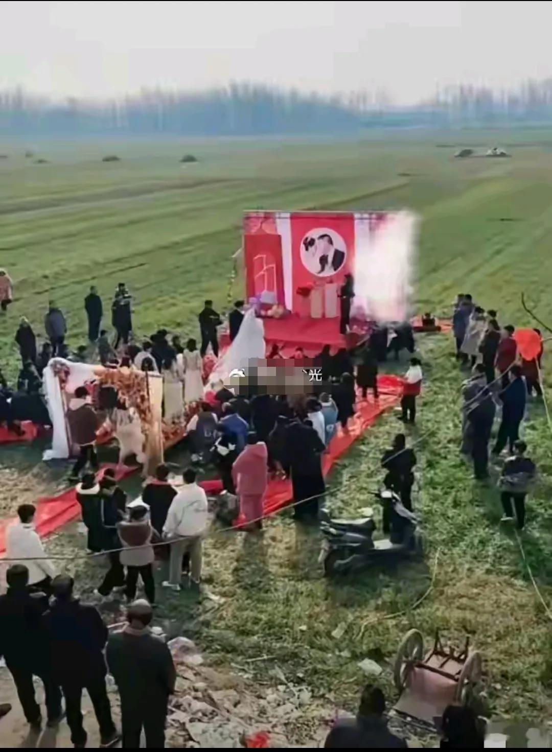 就这崇洋媚外，动不动学习人家西式婚礼，造成现场混乱不堪，这下尴尬了吧，照猫画虎最