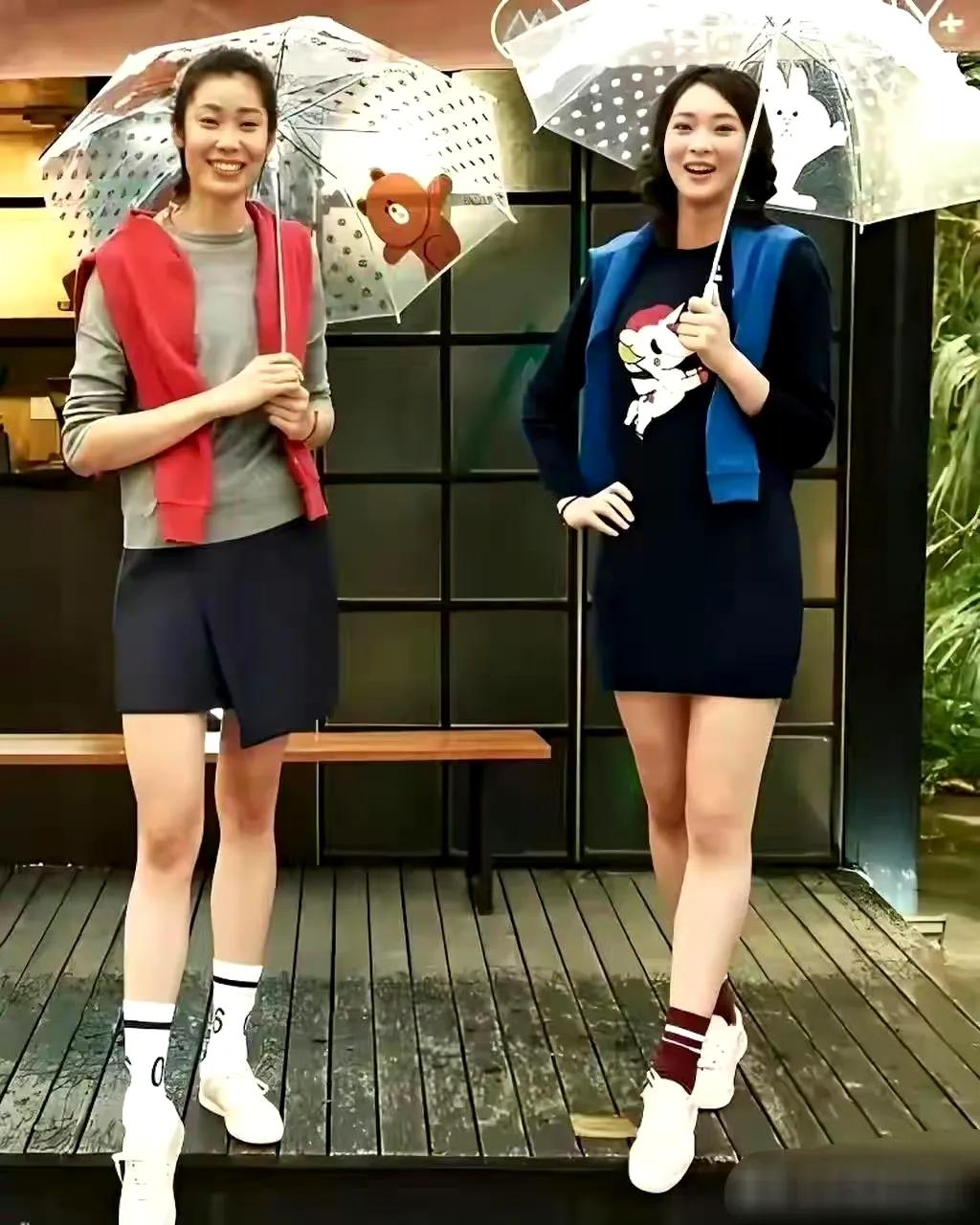 换掉比赛服，穿上女孩子最喜欢的裙装，她们也是时尚达人！照片中的两位都是国家女排最