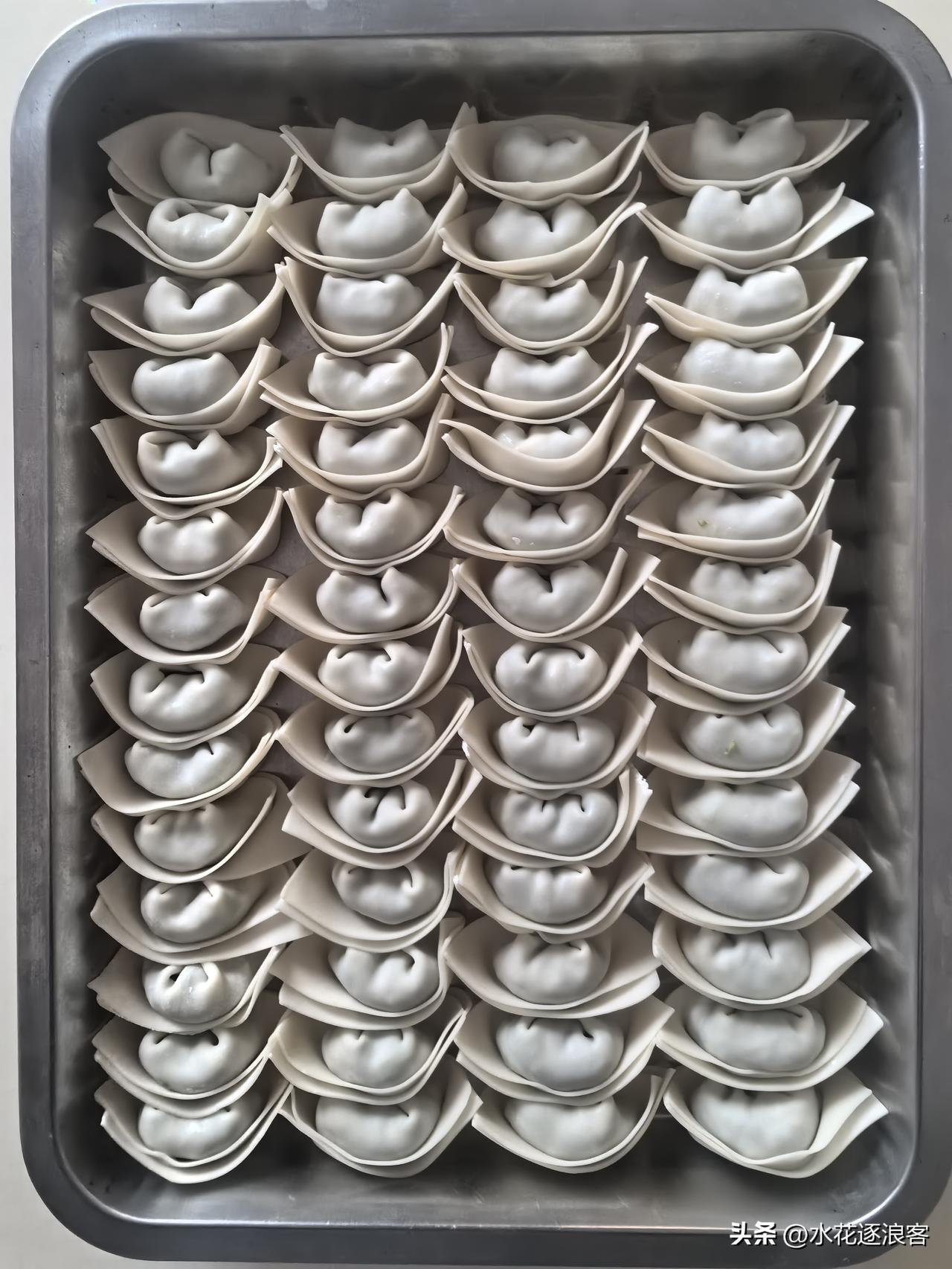 《把春天包进馄饨里》
[微风][微风][微风]
窗外悬着三月的雨
我正学母亲的手