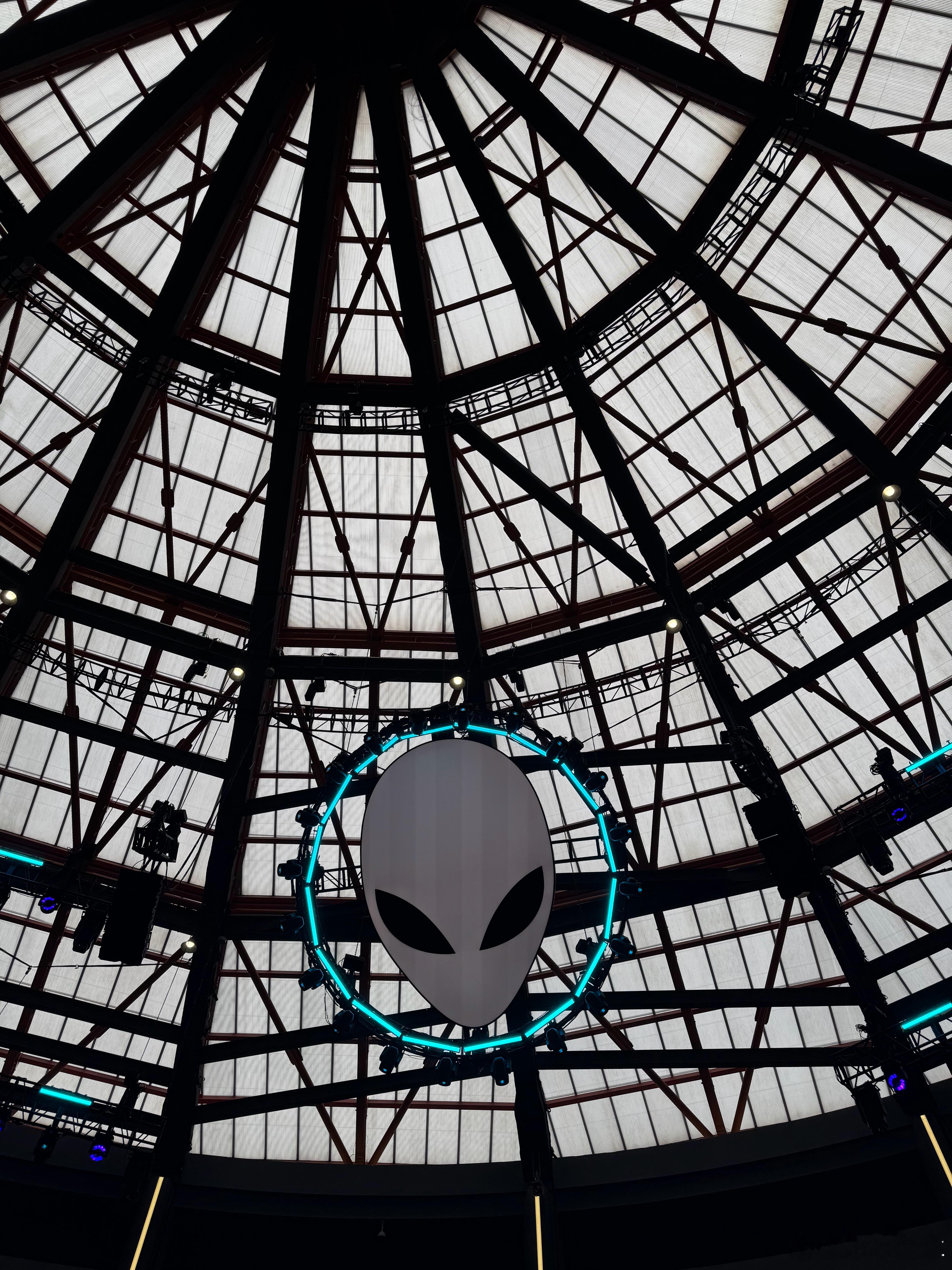 早啊早啊🌞两眼一睁就是堵车，16km45min 上海·西岸穹顶艺术中心