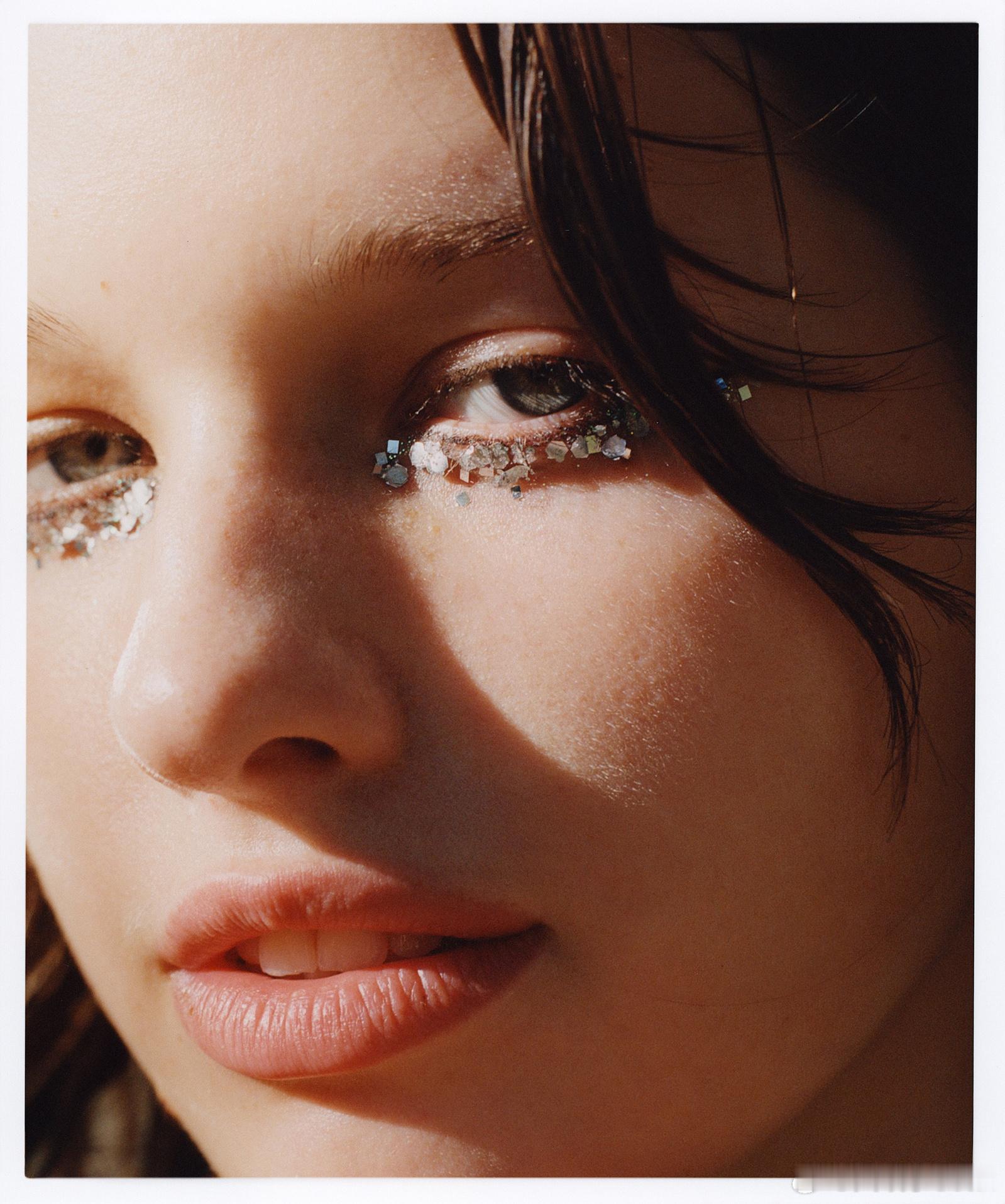 ever anderson艾尔安德森三年前为《Behind The Blinds