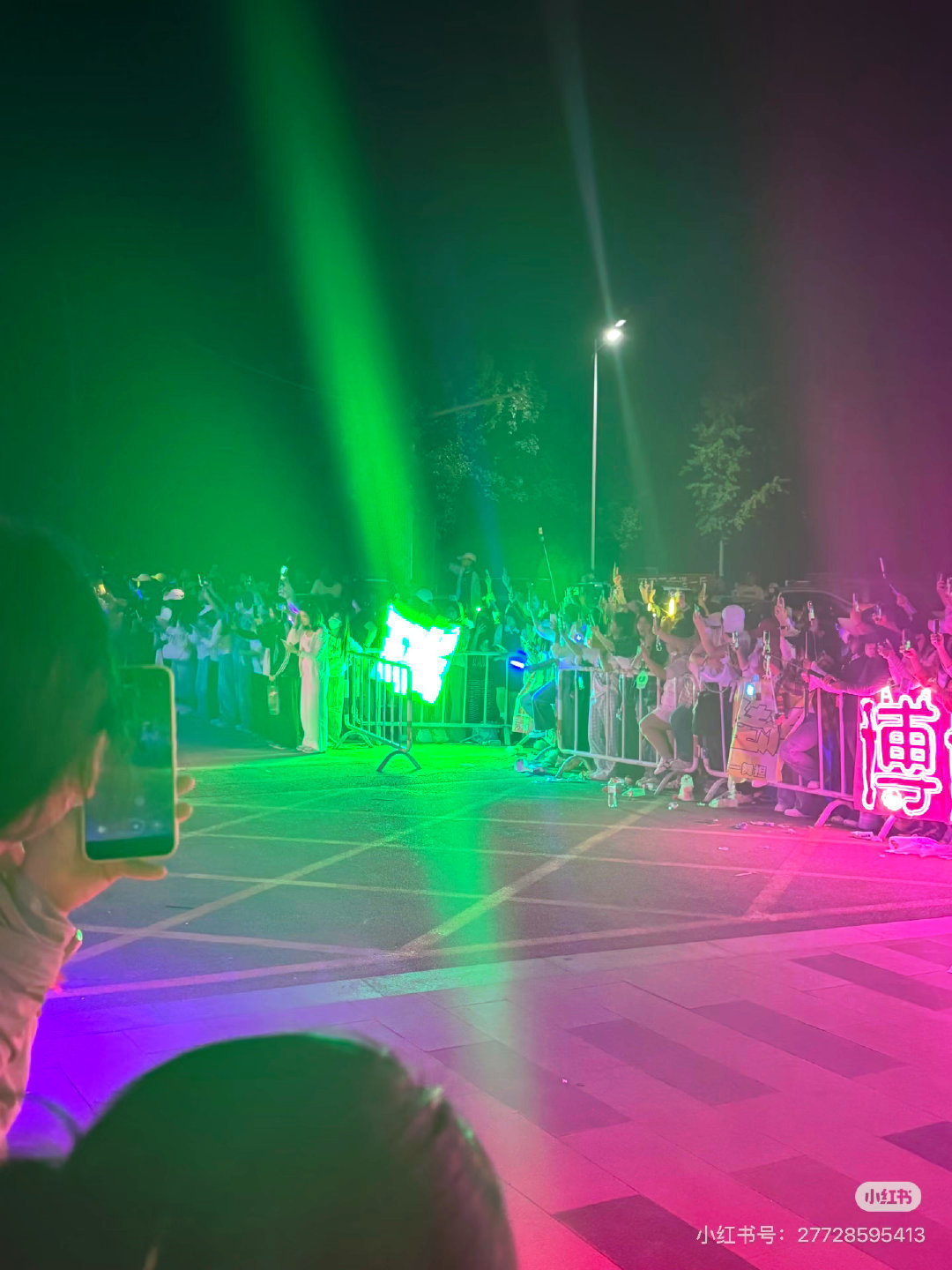 张函瑞家灯牌，一道绿光冲破天际 