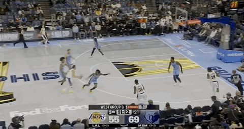 下半场湖人第一球，东契奇三分命中！ ​​​​