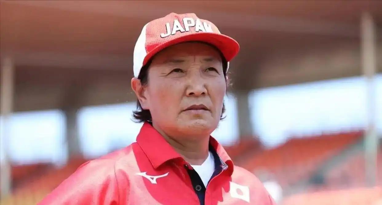 “我放弃中国国籍，成为一名日本人，就是为了打败中国队”，而她的父亲则公开回应：“