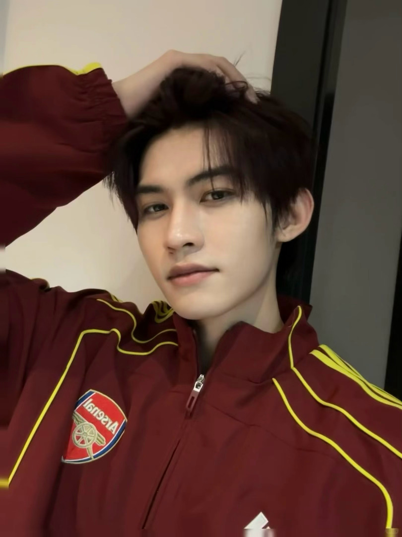 “八月补货啦🔥不翻一下还忘了有点自拍”嘉辉是24岁的酷男孩 真的好红鹅鹅鹅鹅鹅