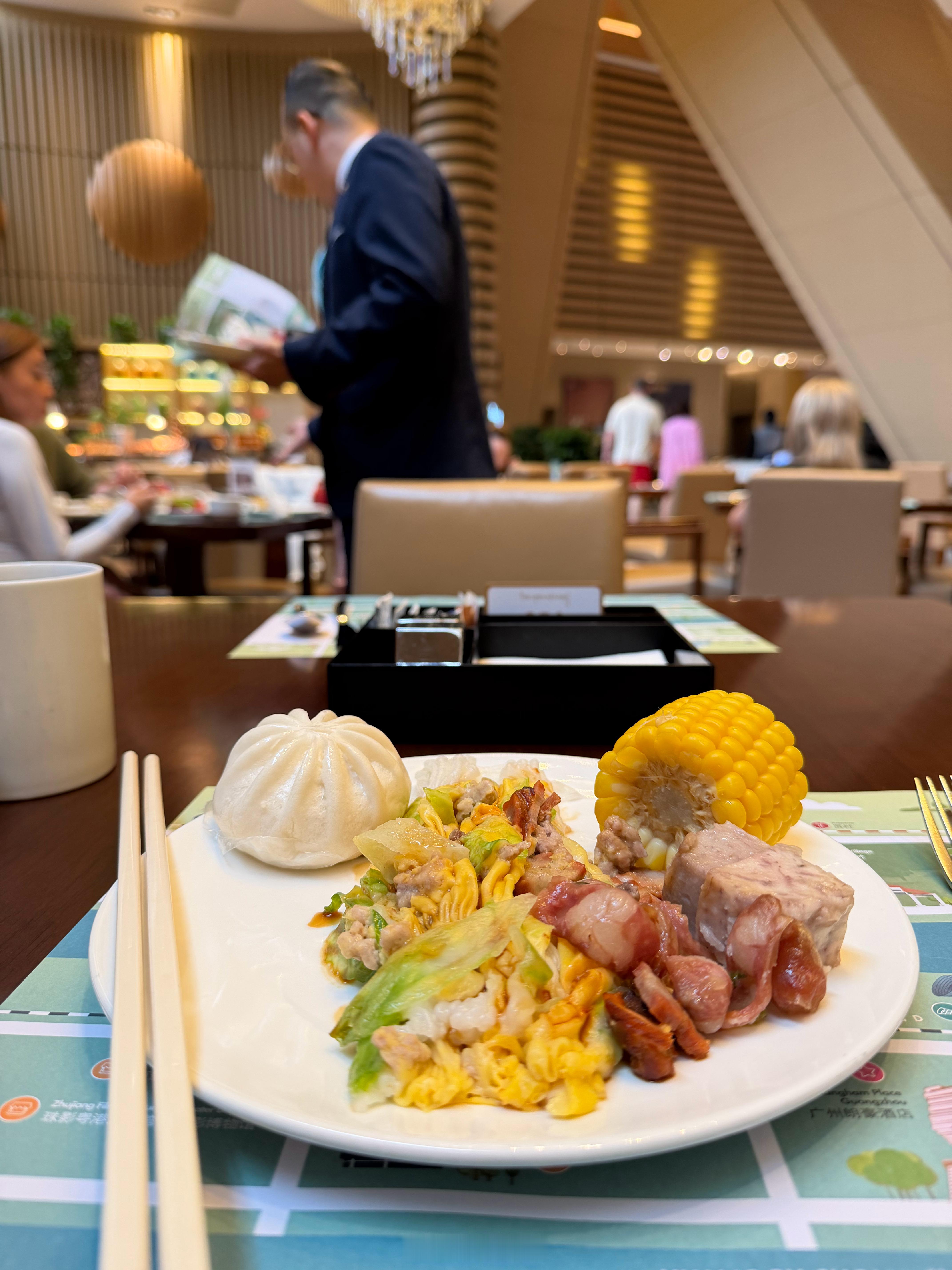 最近最舒服的一天：睡到自然醒然后在酒店吃完早餐，然后打车去下一个酒店吃午餐！话说