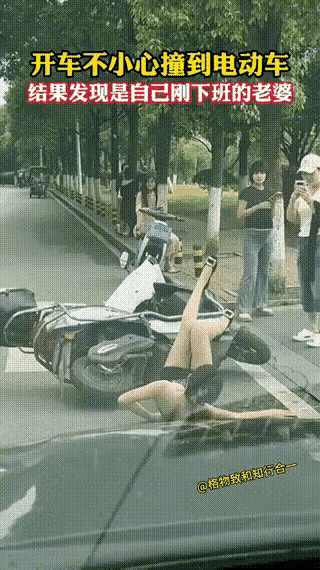 马路上，一名男子驾车时突然蹭到了一位骑电瓶车的女孩，女孩连人带车摔倒在路边……女
