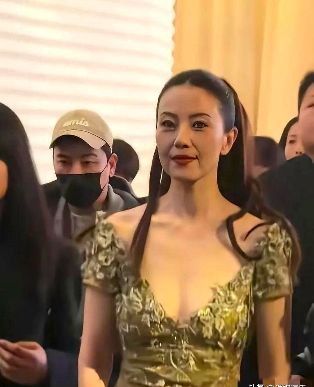 46岁的高圆圆，眼角细纹清晰可见，却没人敢说她老了。

北京活动生图一出，镜头怼