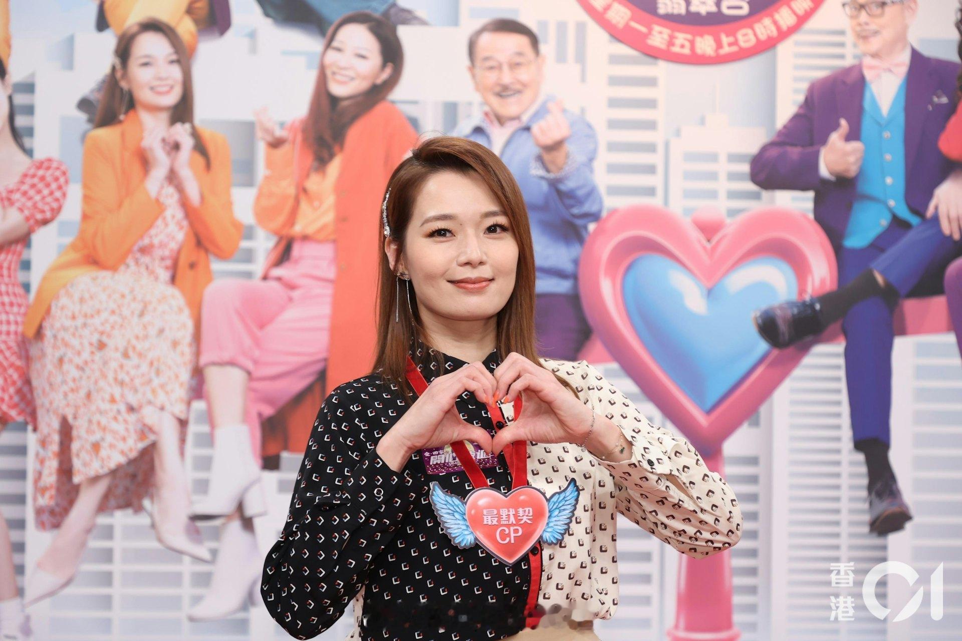 吕慧仪晒儿子奖牌合照被指撞样林俊杰 单亲妈妈独创四阶段育儿法43岁的吕慧仪在《爱