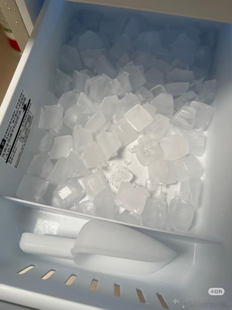 冰箱要不要买带制冰功能的夏天总想随时随地喝冰饮，最近纠结要不要多花钱选带自动制冰