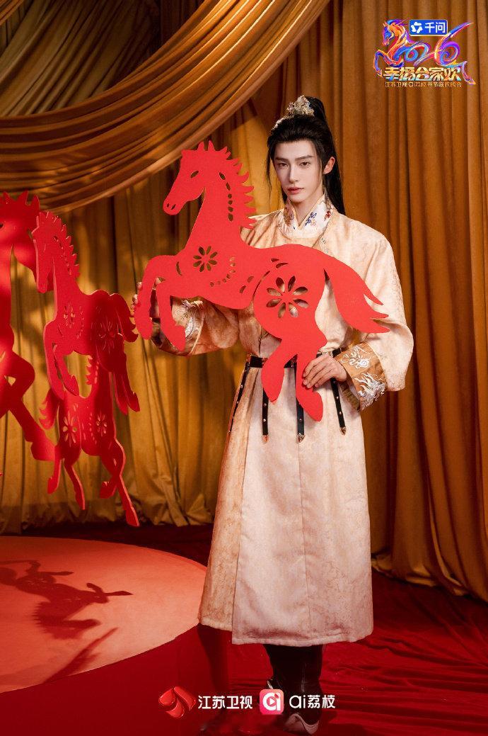 刘宇到底有多少套古风战袍刘宇的古风战袍究竟还有多少惊喜？这次江苏卫视春晚的明黄汉