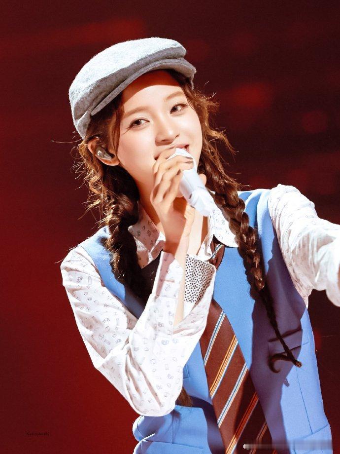 欧阳娜娜这首歌完听率百分百这个舞台太绝，娜比的声线配上学院风造型，把青春唱得又甜