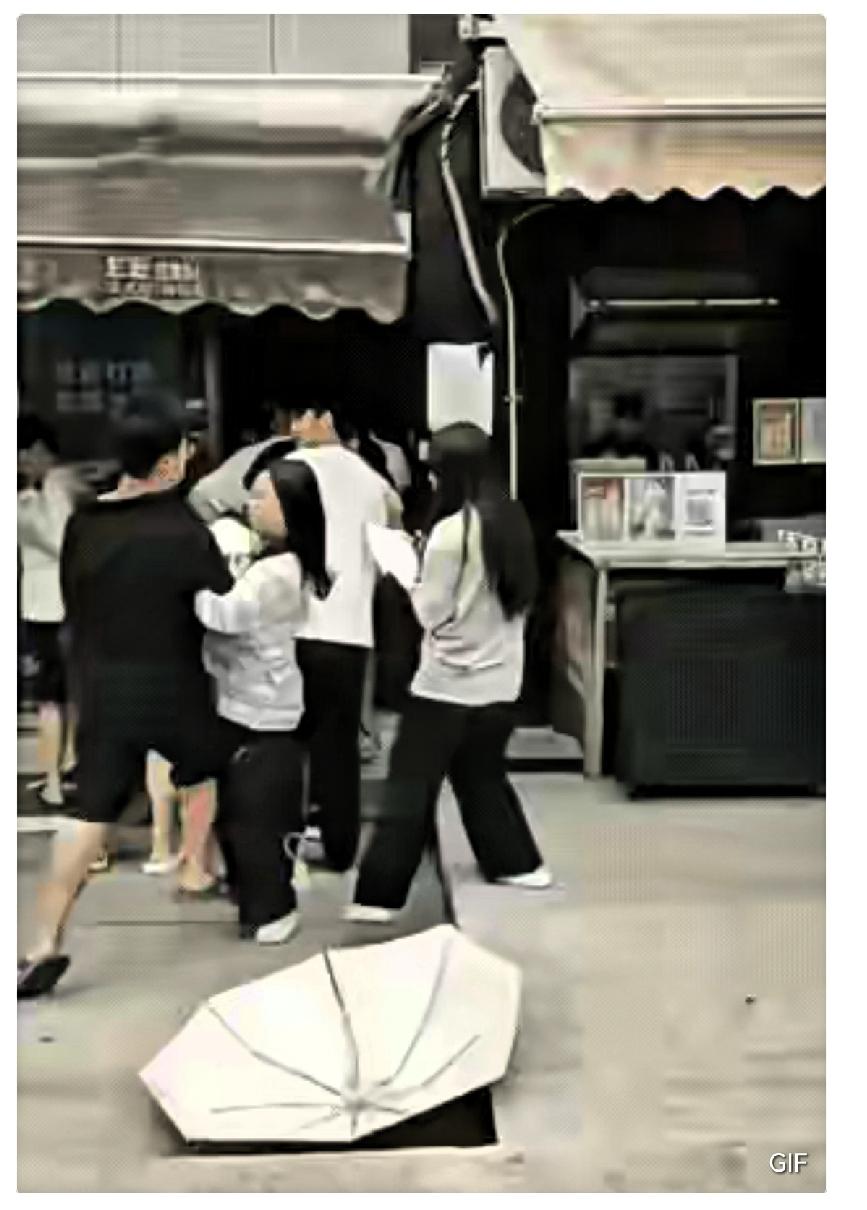 公共场合，男子轻声提醒：“你的雨伞碰到我了。”

没有辱骂，没有挑衅，只是一句普