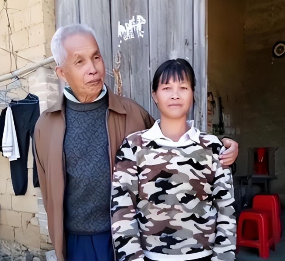 广西第一猛男！1994年，49岁梁二将19岁女工友带回村，随后两人开始疯狂造人，