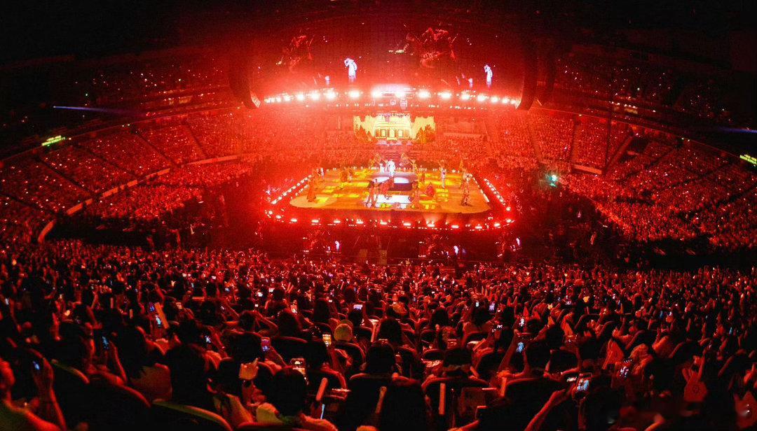 丁禹兮演唱会中国人开场厦门限定名场面诞生，丁禹兮以《中国人》拉开演唱会序幕，造型