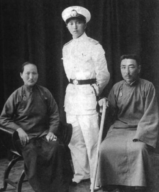 历史知识1937年，中国的空军，战前，飞官吴纪权家庭照，吴纪权（1912.9-1