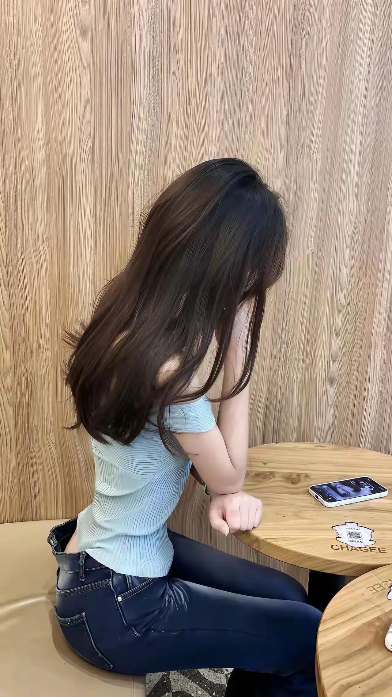 小时候，我问老师，“世上为什么会有那么多猝不及防的再见，和无可奈何的离别”。
老