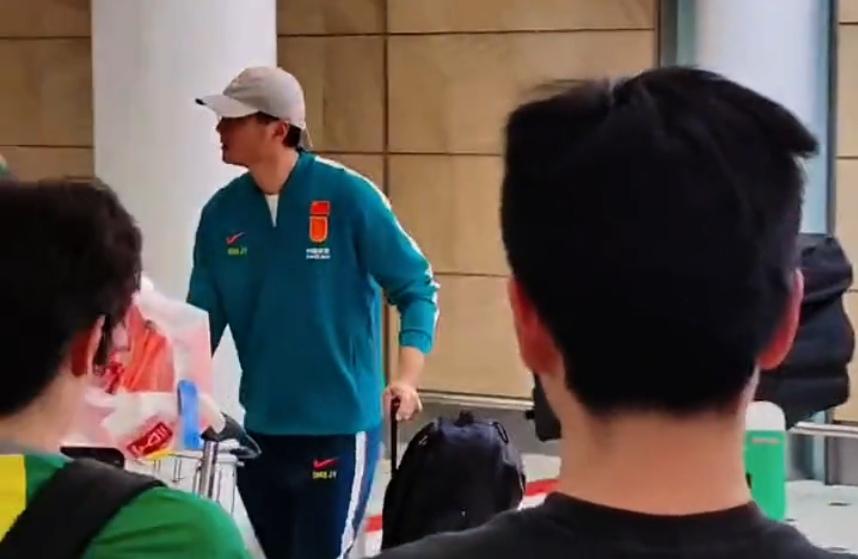 国足抵达悉尼！球迷热情接机！国足这次穿的一身绿衣，为何不是此前的红色外套呢？毕竟