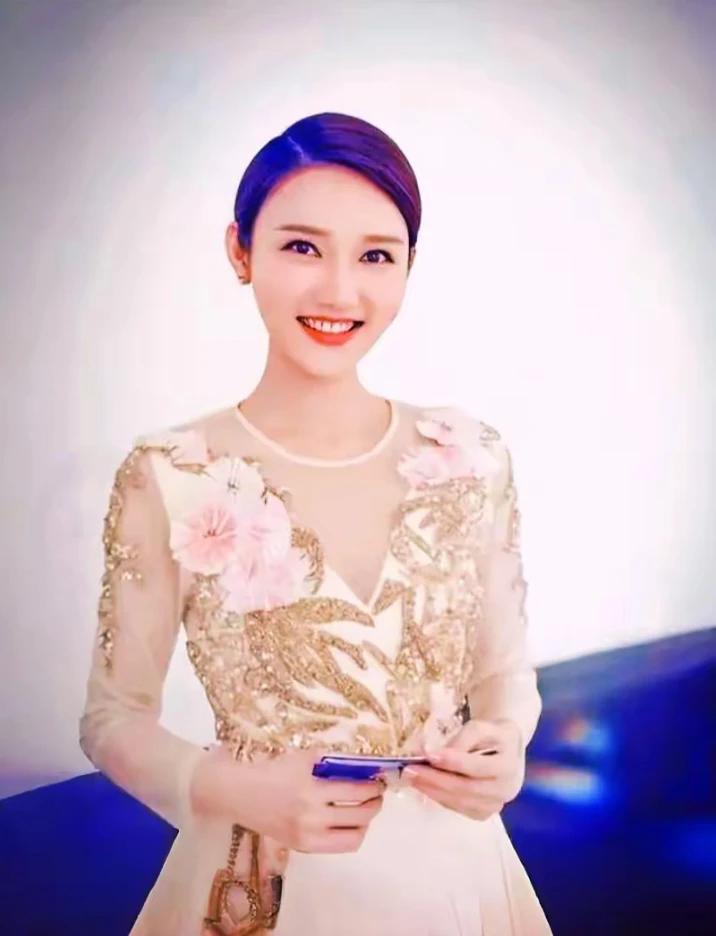 优雅女神，金色晚礼服，闪耀全场！
灵动女神美如画