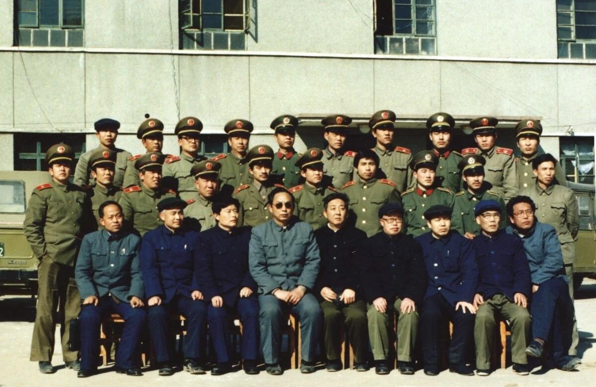 柏乡县检察院新任检察长王洪旗、县领导与全体干警合影。前排左起：吴福利（副县长）、