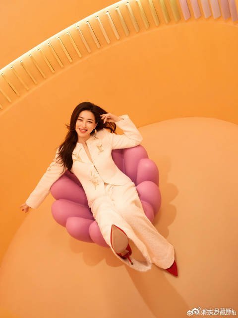 朱珠好绝的妈咪气质 朱珠说“妈咪不会营业”，结果温柔互动的样子太戳人了。这种不刻