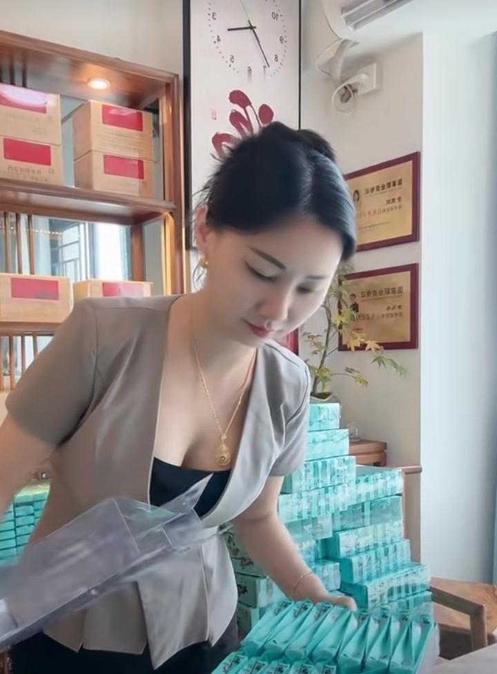 都是卖茶业的，就她家生意最好，明天我也叫我老婆这么穿！