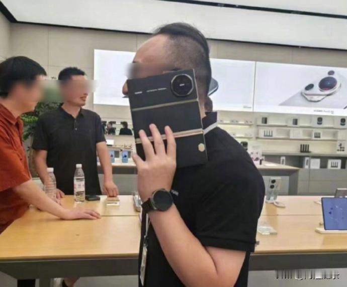 华为Mate XT接电话的样子，以及华为Mate XT几万的价格。

已经说明了