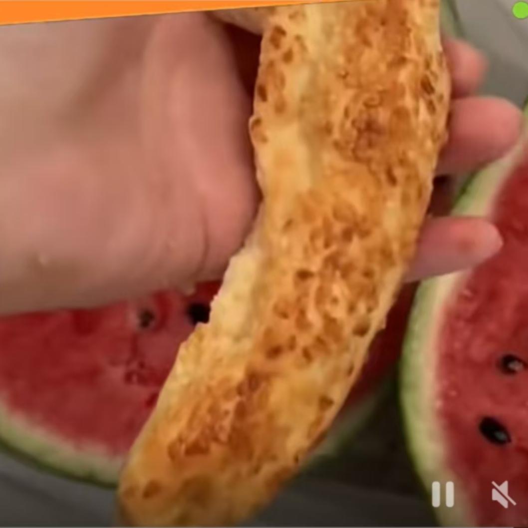 说到夏天解暑，西瓜绝对是餐桌上的“顶流”，通常我们切瓜都是动用菜刀，甚至专门买把