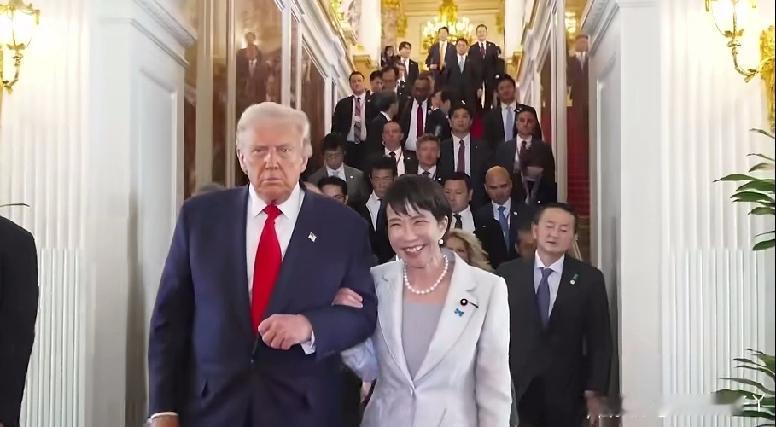 特朗普的内阁会议他一本正经说“我不点名批评谁”，下一秒就精准cue到日韩：“但我