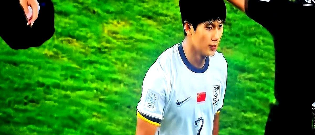 国足教练疯了！亚洲杯决赛，竟用两个00后换下全部主力！
 
你坐在电视机前，心脏