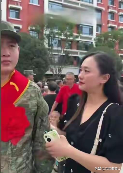 车站送别时她哭成泪人！这个姑姑，用十二年把侄子养得比亲妈还亲

十二年前，孩子的