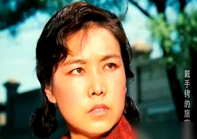 我跟你说个老电影里特别绝的细节。白天戴着红袖章，一脸根正苗红。

说简单点，就是