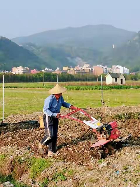 耕田种地犁岁月，
糊口养家度人生。
横批：《岁月人生》